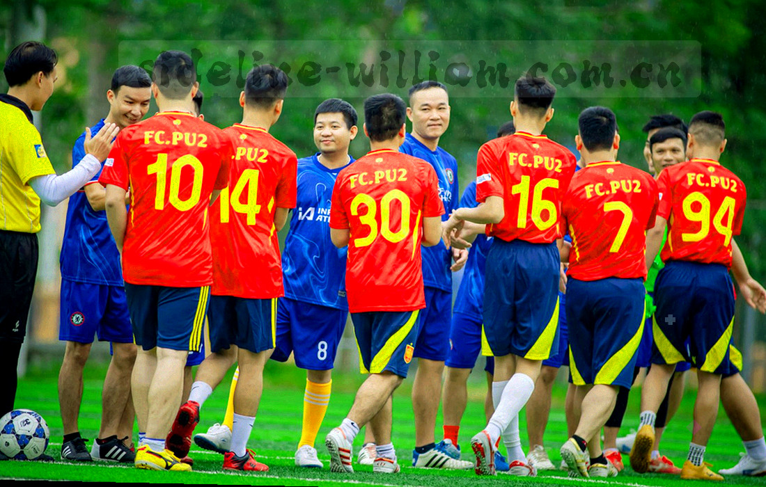 看台上挥动围巾的观众剪影，暖橙色灯光点缀